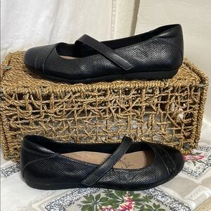 Taos Scamp Black Flats Comfortable and Adjustable Slip-On Loafers Sz 8.5